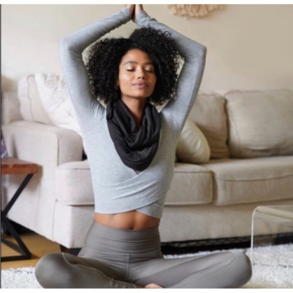 NWT Beyond Yoga Pocket Infinity Scarf in Black